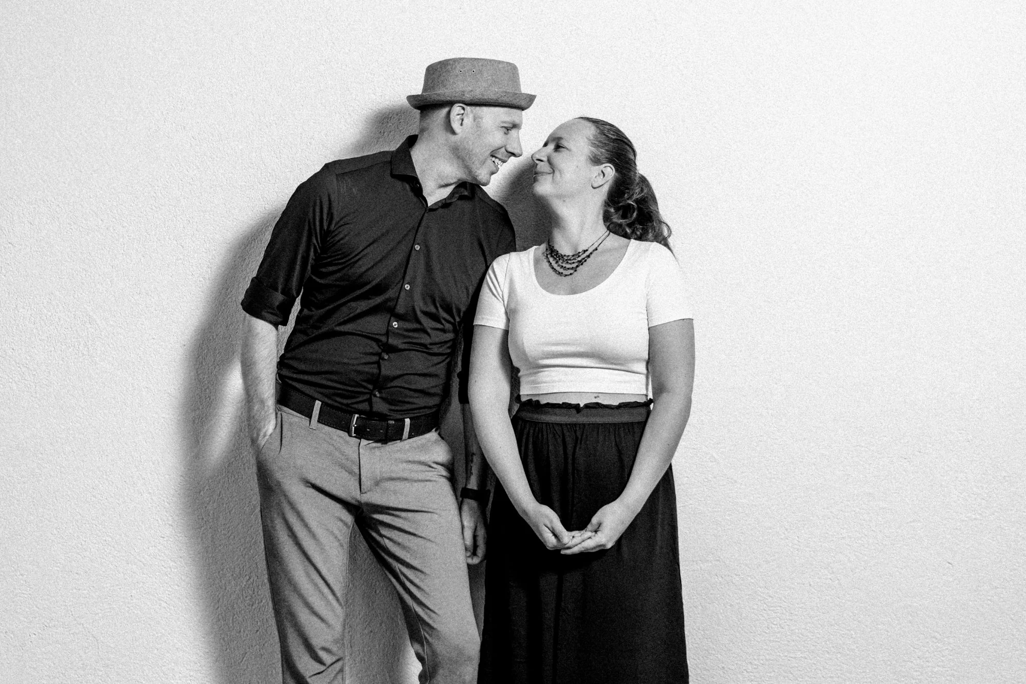 Claudia und Andreas von MOKATI, Schwarz-Weiß-Aufnahme unter einem steinernen Bogen
