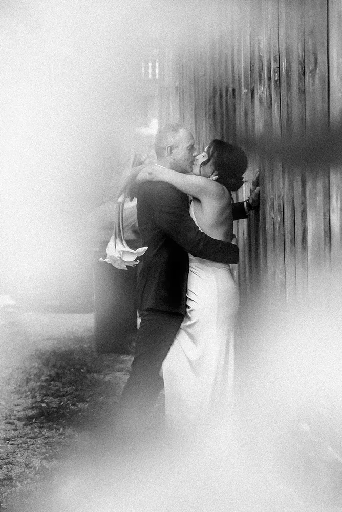 Bräutigam und Braut küssen sich bei einem Elopement in der Busche Berta im Allgäu